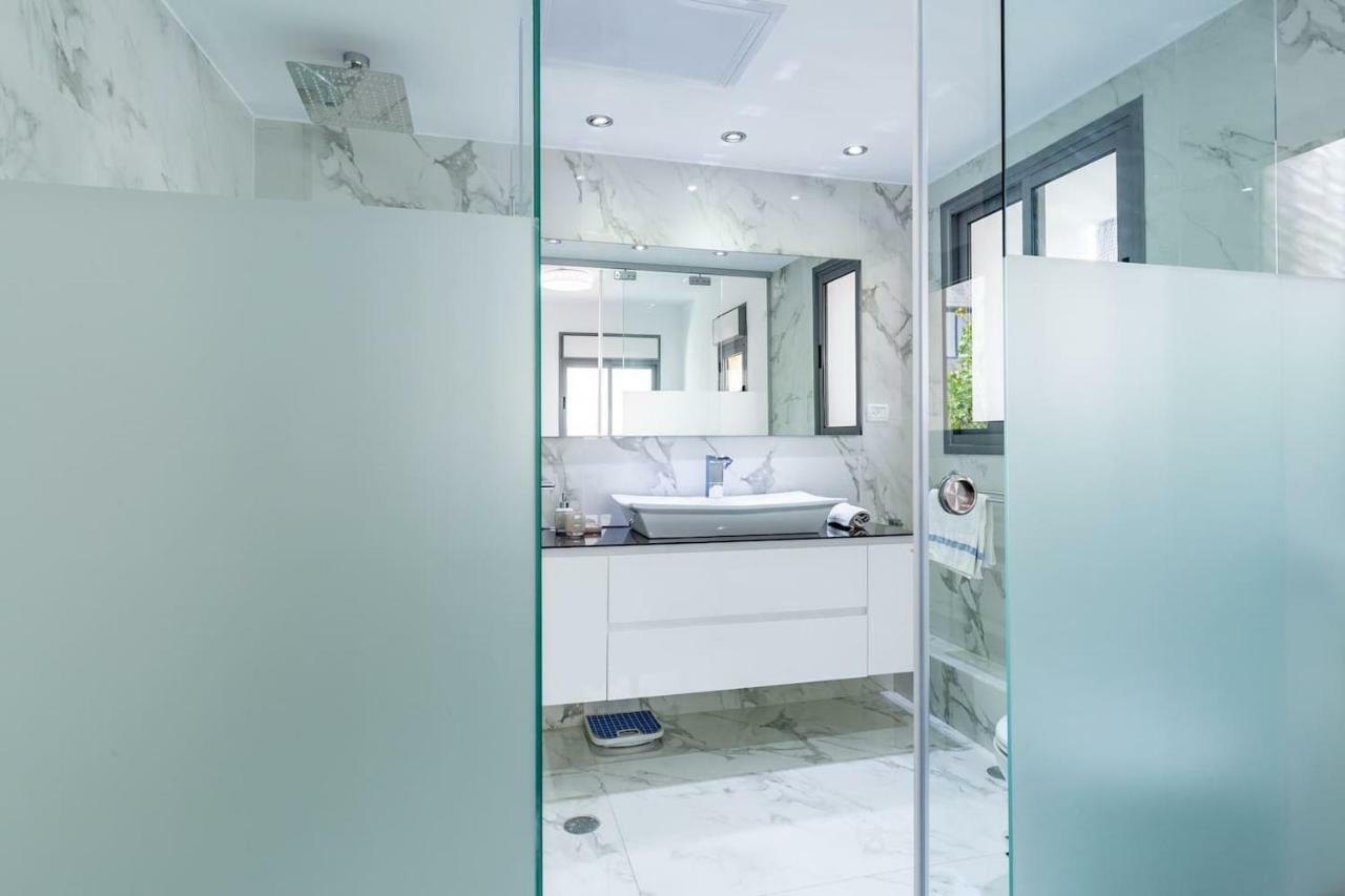 Chung cư 75 m² 2 phòng ngủ, 2 phòng tắm riêng ở Bãi biển Tel Aviv Ngoại thất bức ảnh